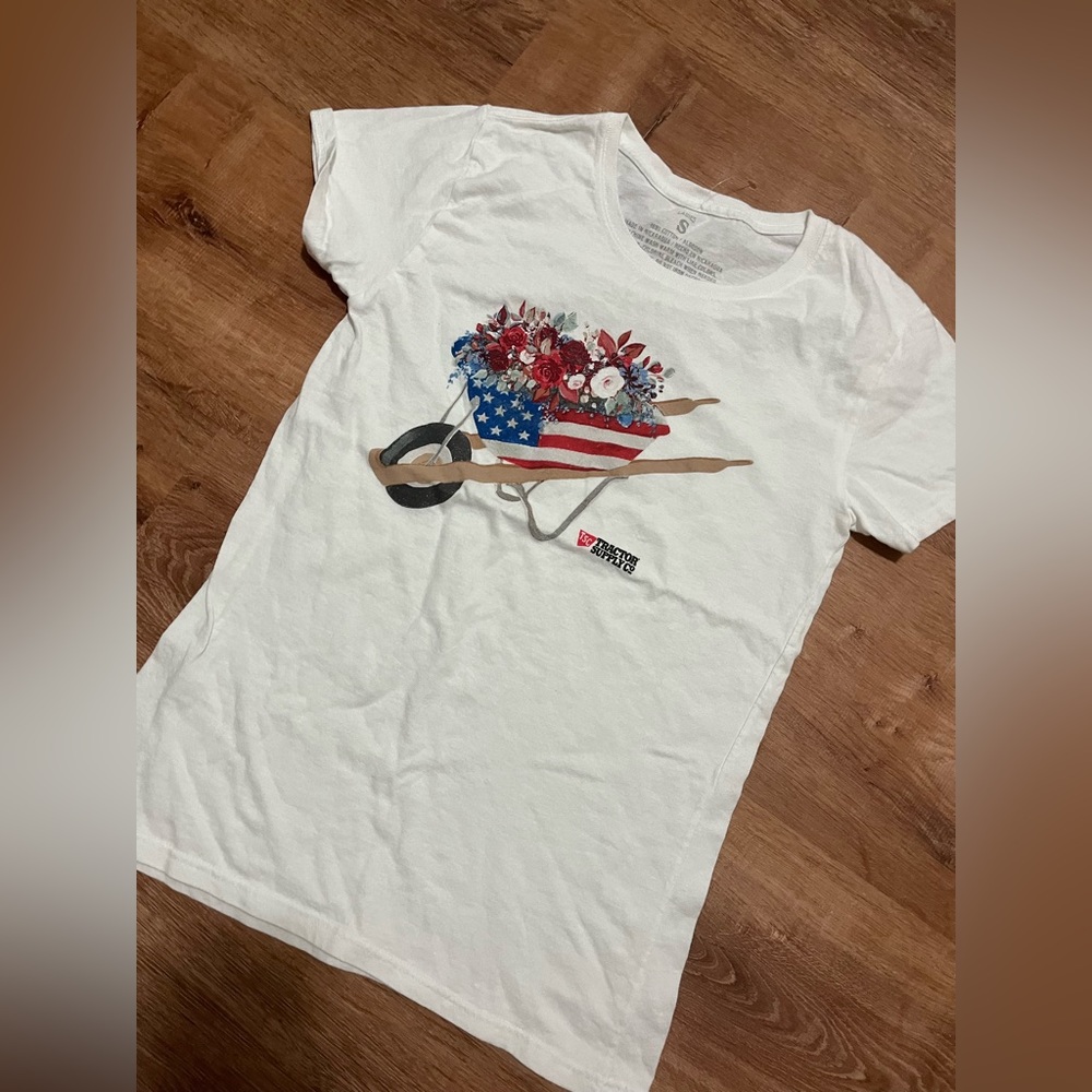 Red white & blue wheelbarrow country cowgirl t-shirt size S small